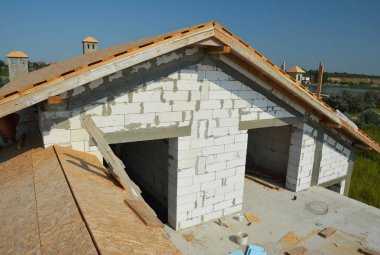 Bina tavan. Çatı inşaat. Ahşap çatı çerçeve ev inşaat.