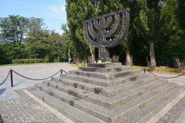 Kiev - Ukrayna, Eylül - 18, 2018: Holokost. Babi Yar Holocaust Memorial Center Menorah Anıtı. 