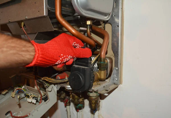 为燃气锅炉提供维修的技术员 修理燃气热水器锅炉的修理工 — 图库照片