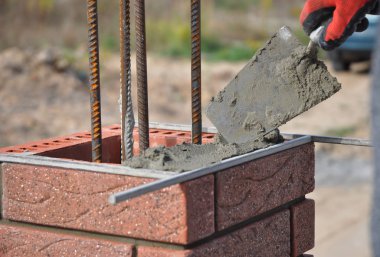 Tuğla sütun metal çubuk ile döşeme çimento el