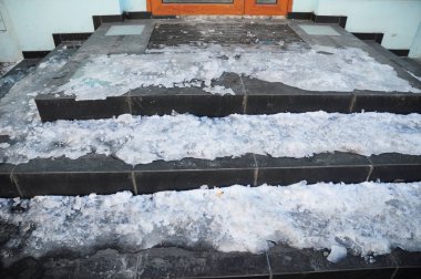 Tehlike ev adımları donmuş. Buz kaplı giriş ev kaygan merdiven durumda.