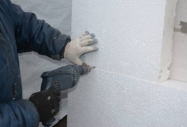 Duvar izolasyonu. Katı yalıtım köpük levhası tutmak için çapa yüklemek için duvar delme Oluşturucu'yu. Sert köpük izolasyon beton duvarla eklemek
