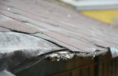 Asfalt Zona hasar. Hasarlı çatı Zona sabitleme.
