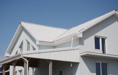 Ev yapımı ile enerji verimliliği beyaz çatı, bitmemiş balckony, veranda ve çatı oluk