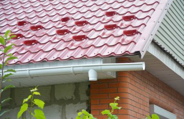 Yağmur oluk downspout drenaj boru montajı ile metal çatı kar kurulu muhafaza.