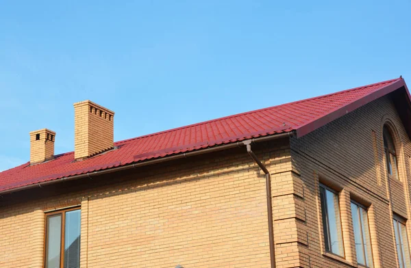 Telhado Metal Vermelho Casa Tijolo Com Sistema Tubulação Calha Chuva — Fotografia de Stock