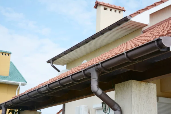 Dachrinnen Dachrinnen Rohrleitungssystem Hausregenrinne Mit Halterungen Und Fallrohr — Stockfoto