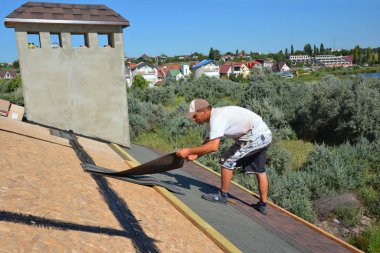 Kiev, Ukrayna - Eylül, 12, 2018: döşeme ve asfalt Zona installing çatı tamircisi müteahhit. İnşaat ile kiremit çatı, zona asfalt.