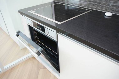 Modern mutfak iç ile siyah beyaz elektrikli fırın, ızgaralı soba. 