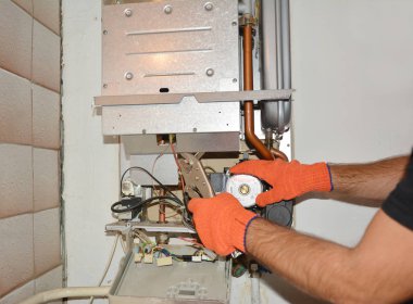 Kiev, Ukrayna - 3 Ekim 2018: Onarım kurulum ve gaz kazanı tamirci tarafından hizmet bir gaz Kazan