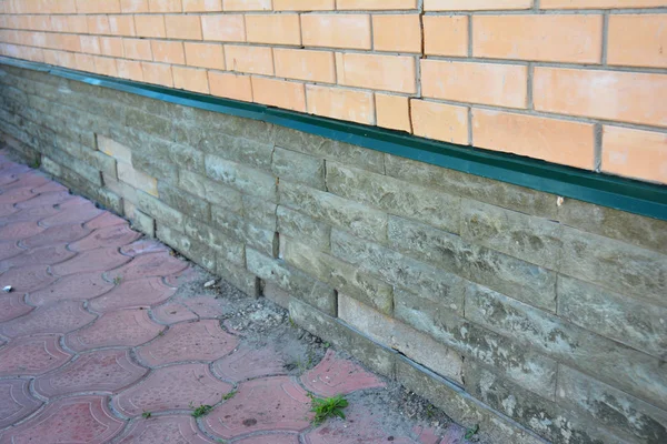 房屋基础墙损坏修复 修复损坏的地基 地基裂缝 — 图库照片