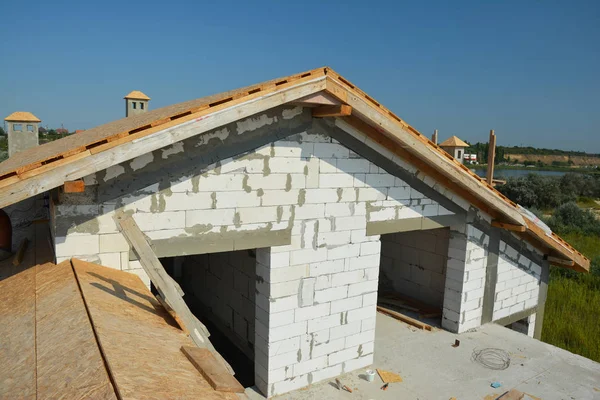 Çatı makasları, yeni konut yapı üzerinde ahşap kirişler ile inşaat. Çatı görünümü.