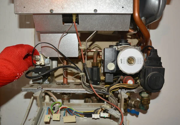 煤气锅炉的修理 维修工煤气锅炉的设置与检修 — 图库照片