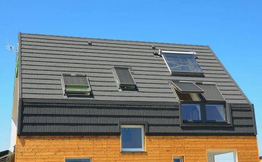 Modern ev inşaat çatı güneş enerjili su ısıtıcıları ile. 