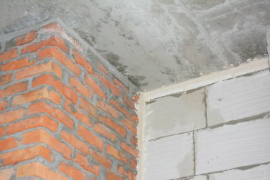 Ev duvar bağlantı ayrıntıları izolasyonu. Sıva ve onarım duvar ve tavan bağlantı çatlaklar.