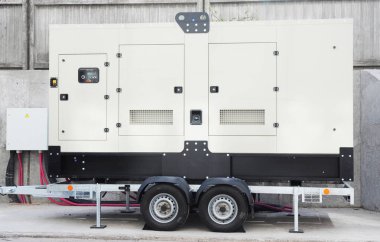 Yedek jeneratör diğer treyler jantları Denetim Masası kablo kablo ile bağlı. Yedek jeneratör.