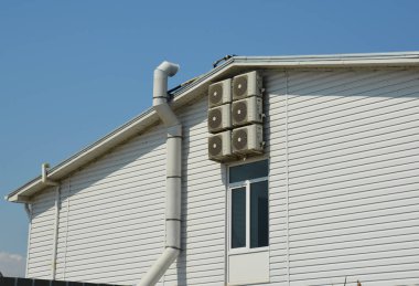 Tavan arasında konut yapı içinde asbest çatı, rahat balkon kaplama cephe