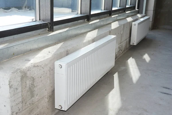Instalación Radiadores Calefacción Casa Inacabada Habitación Vacía Interior — Foto de Stock