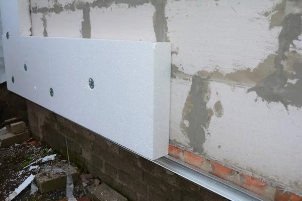 Constructor Instalando Anclajes Pared Casa Para Espuma Aislamiento Rígido — Foto de Stock