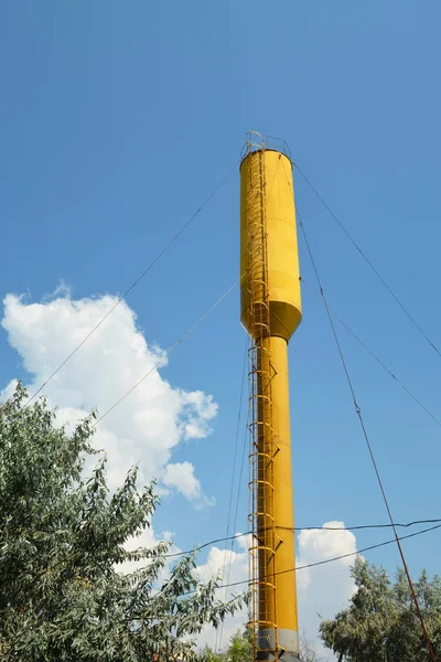 Een Watertoren Een Verhoogde Structuur Ter Ondersteuning Van Een Waterreservoir — Stockfoto