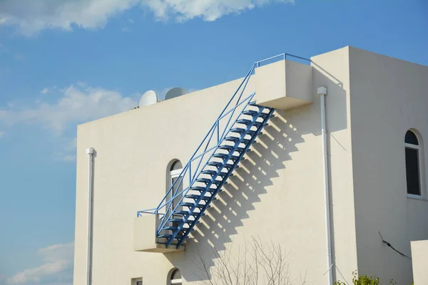 Кроки Плоскому Даху Відкритому Повітрі Сучасний Будинок Зовнішніми Сходами Від — стокове фото