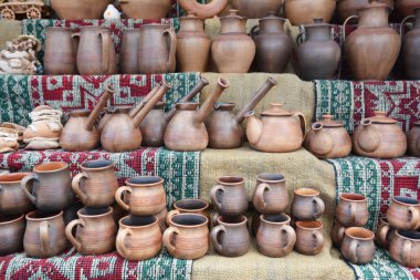 Seramik cezves ve kupa. Türk kahvesi fincan ve Türk kahvesi tencere.