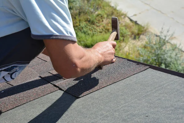 Dachdecker Montieren Mit Hammer Und Nägeln Asphaltschindeln Auf Die Dachkonstruktion — Stockfoto