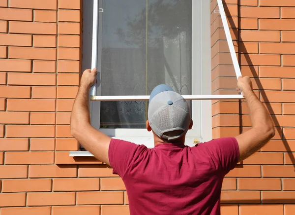 Entreprenören Installera Mygga Tråd Skärmen Hus Fönster För Att Skydda — Stockfoto