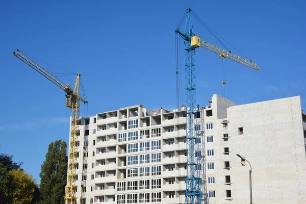 Yüksek katlı bina inşaat ile inşaatı siluet vinç.
