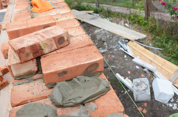 石積み コンクリートの家建設現場でレンガの壁の敷設 — ストック写真