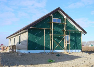 Kiev, Ukrayna - 31 Ekim 2018: ev yalıtım dış cephe yükleme ile. Plastik kaplama ve izolasyon membran üzerinde ev yapımı. 