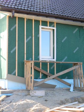 Kiev, Ukrayna - 31 Ekim 2018: Siding yükleme. Bina yeni konut ev duvar pencere alanının içinde plastik kaplama ve izolasyon membran ile. 