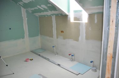 Alçıpan taping ile yapım aşamasında ışıklık ile çift banyo.