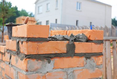 Örmek ev tuğla duvar. Beton tuğla döşeme kapat.