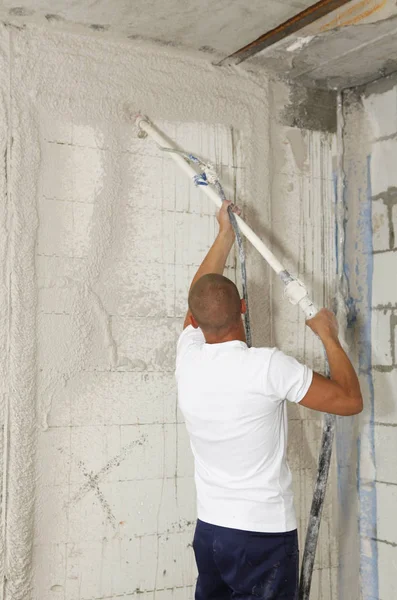 Trabalhador Com Spray Reboco Máquina Reboco Paredes Casa Paredes Acabamento — Fotografia de Stock