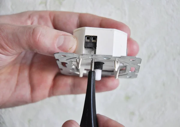 Eletricista Instalar Reparar Interruptor Dimmer Uma Tomada Parede Interruptor Luz — Fotografia de Stock