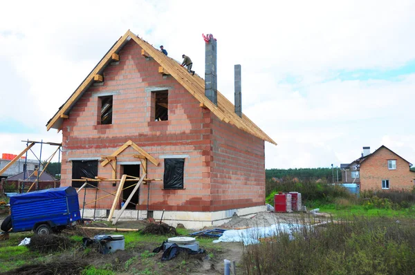 乌克兰基辅 2018年11月13日 罗弗承包商铺设和安装沥青瓦 屋面施工 地基保温 房屋施工 — 图库照片