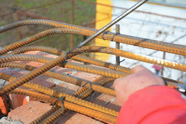 Bauunternehmer Bewehrungsecken Betonstangen Mit Draht Bauunternehmer Fertigt Eisenstangen Für Den — Stockfoto