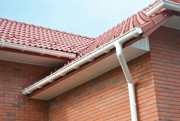 Regenrinnenrohrsystem Dicht Ziegelhaus Mit Dachziegeln Und Kunststoff Dachrinnen Rohren Abfließen — Stockfoto