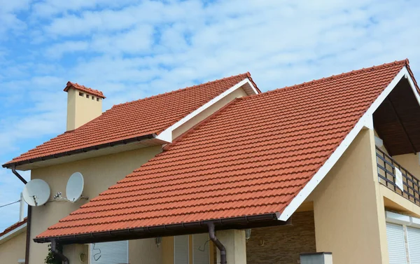 Casa Moderna Com Chaminé Telhado Telha Barro Vermelho Gable Vale — Fotografia de Stock