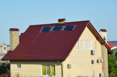 Modern ev çatı güneş enerjili su ısıtıcı paneller ve enerji verimliliği için Klima kompresörleri.