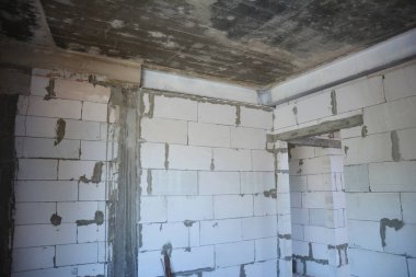 Metal çerçeve, lentolar koruma iç bina deprem için. Giriş, çatı, tavan ve pencere lentolar metal çerçeve ile depreme dayanıklı yapılar.