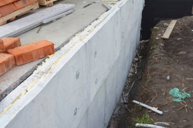 Temel izolasyonu. Ev duvar Vakfı izolasyonu su yalıtımı ile