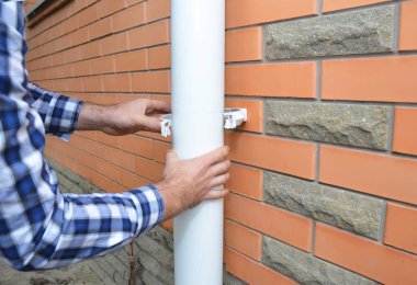 Yağmur oluk pis su borusu yükleme adam tamir.