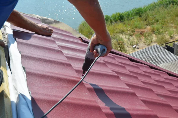 Roofer Entreprenören Installera Metall Takpanna Med Skruvmejsel Plåttak Installation — Stockfoto