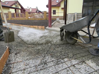 Yeni beton kaldırım ve veranda bina. Demir çubuklarla Vakfı.