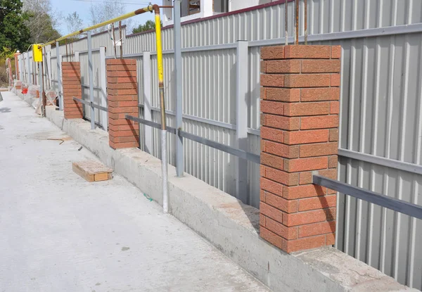 建筑金属栅栏用砖柱 围栏结构 — 图库照片