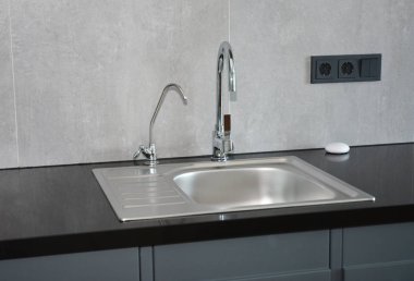 Modern mutfak musluk ve metal mutfak lavabo ve çıkışları ile.