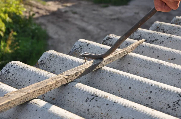 Eliminación Amianto Roofer Quitar Clavo Del Techo Asbesto Viejo —  Fotos de Stock