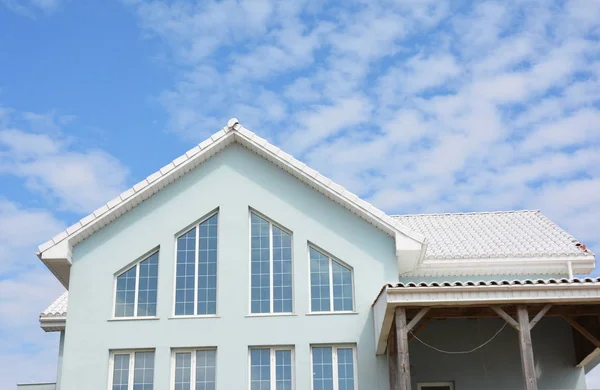 Fachada Exterior Casa Pasiva Con Tejado Grandes Ventanales — Foto de Stock